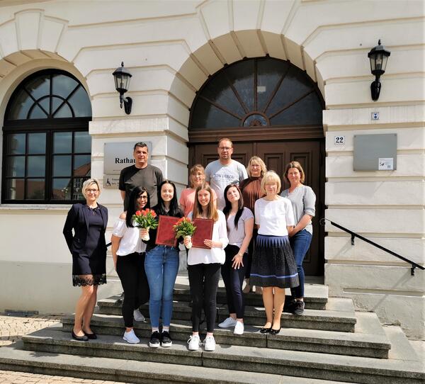 vorn mittig im Bild v.l.: Pauline Krause und Saskia Leifholz mit den Vertreterinnen der Stadt und ihren Eltern