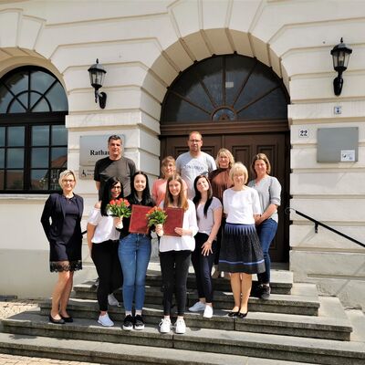 vorn mittig im Bild v.l.: Pauline Krause und Saskia Leifholz mit den Vertreterinnen der Stadt und ihren Eltern