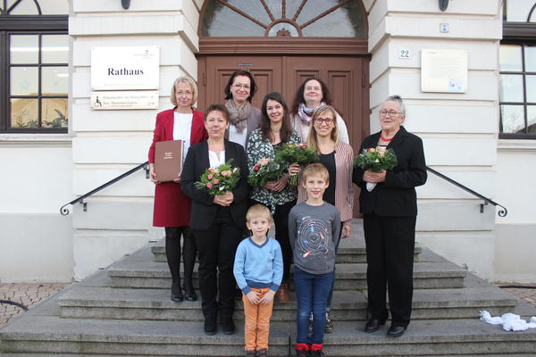 Ehrung für großartiges Engagement für Kinder & Familien: (oben v.l.) Sabine Wendler, Dezernentin Andrea Schulz und die 2. Stellvertretende Bürgermeisterin Carola Aust gratulierten (Mitte v.l.) Desdimona Wiegmann, Christin Paepke, Sarah Schmidt und Marlies