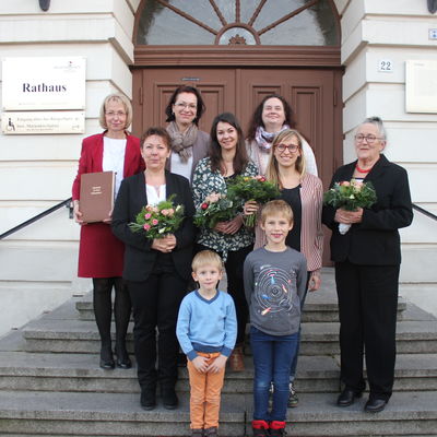 Ehrung für großartiges Engagement für Kinder & Familien: (oben v.l.) Sabine Wendler, Dezernentin Andrea Schulz und die 2. Stellvertretende Bürgermeisterin Carola Aust gratulierten (Mitte v.l.) Desdimona Wiegmann, Christin Paepke, Sarah Schmidt und Marlies