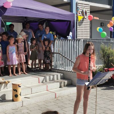 Das ehemalige Regenbogenkind Tessa gab ein Ständchen auf der Klarinette zum Besten