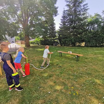 Die Kinderfeuerwehr aus Satuelle war mit der Kübelspritze zu Gast.