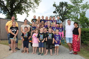 Abschiedsfoto mit Familie Heutling, die eine neue, liebvoll beschriftete Bank als Abschiedsgeschenk mitgebracht hatte..