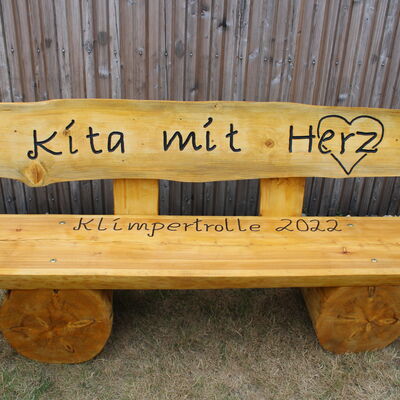 Eine neue Bank als Abschiedsgeschenk von Familie Heutling, Fa. Brennholzschmiede Haldensleben