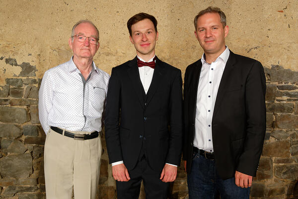 Personen v.l.: Prof. Rolf-Dieter Arens, Friedrich Praetorius, Johannes Klumpp (drei Generationen der Akademieleitung)