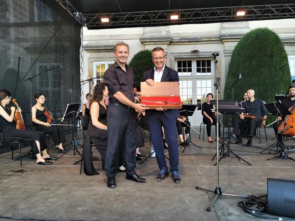 Brgermeister Bernhard Hieber (re.) berreicht das Rolandschwert an Johannes Klumpp