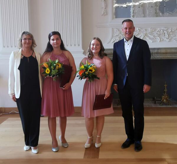 v.l. Ausbildungsleiterin Silke Flohr, Leonie Hahne, Saskia Speer und Bürgermeister Bernhard Hieber