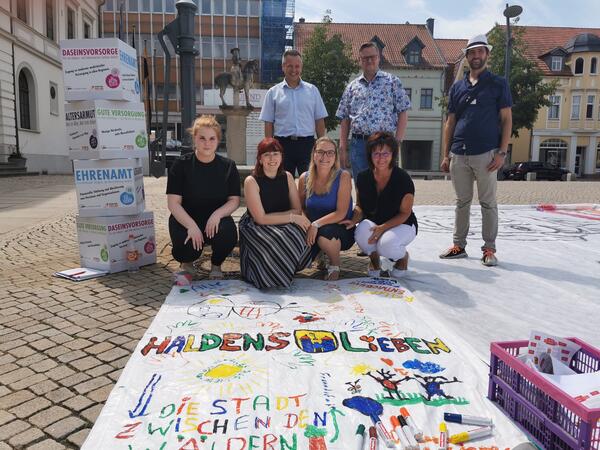 Bunte Kreativität: Das Team vom Bürgerbüro mit Bürgermeister Bernhard Hieber und Dezernent Oliver Karte