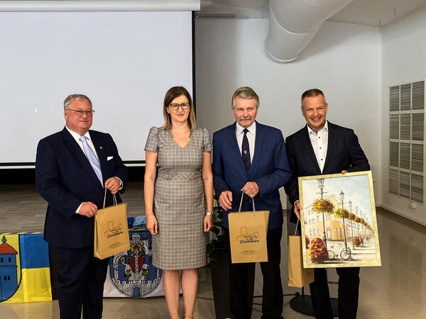 Vertreter aller partnerschaftlich verbundenen Städte: Norbert Schübeler (Viernheim) Iwona Kowalczuk (Ciechanów), Friedrich-Wilhelm Diedrich (Helmstedt) und Bürgermeister Bernhard Hieber.