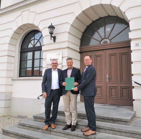 Schne Tradition - Gewinnbeteiligung fr erfolgreiche Schadenverhtung wird in zustzliche Sicherheit investiert: Frank Meyer, Brgermeister Bernhard Hieber, Thomas Lippold