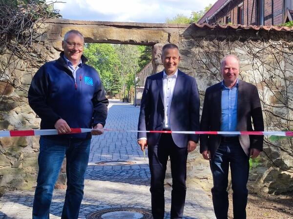 Beim traditionellen Scherenschnitt: Frank Menz, Geschäftsführer der Busse-Bau, Bürgermeister Bernhard Hieber und Bauamtsleiter Holger Waldmann.