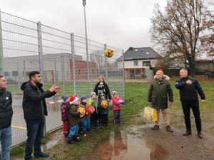 Zur Einweihung gab es einen Volleyball vom Bürgermeister, Fuß- und Basketball folgen noch.