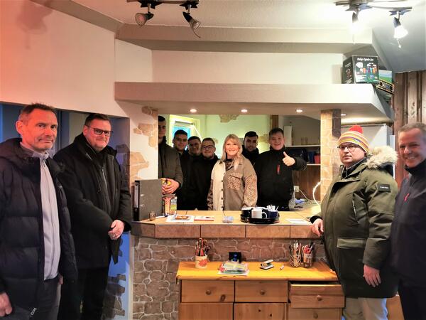 : v.l. Jugend- und Sportabteilungsleiter Ulf Dreyer, Dezernent Oliver Karte, Maxi Voß mit Wedringer Jugendlichen, Ortsbürgermeister Andrè Wiklinski, Bürgermeister Bernhard Hieber