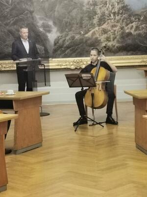 Emil Eckhardt gab auf dem Cello Courante von Johann Sebastian Bach zum Besten.
