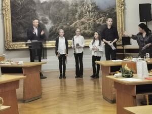 Auch die Musikschüler bekamen für ihren Einsatz kleine Geschenke vom Bürgermeister.