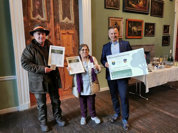 bergabe der Urkunden und Widmungsschilder im Warmen: v.l: Dr. Gunnar Schellenberger, Stdtepartnerschafts-Vereinsvorsitzende Brbel Ziese und Bernhard Hieber