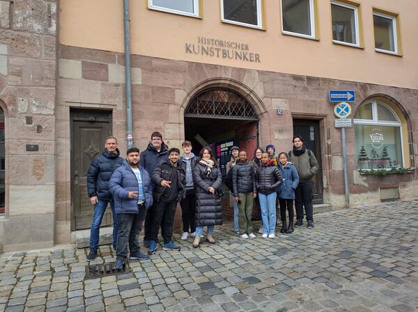 Die Reisegruppe vor dem Kunstbunker in Nrnberg.