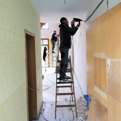 Es wird fleißig gewerkelt: Mitarbeiter der Firma Elekro Buhtz sorgen für zusätzliche Steckdosen.