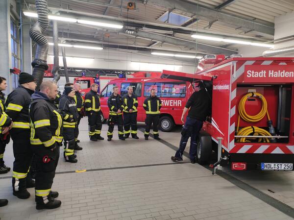 Kameradinnen und Kameraden der Freiwilligen Feuerwehr lassen sich in die Bedienung des Gerätes einweisen.