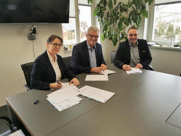 v.l.  WBG Roland-Vorständin Angelika Klocke, Stadtwerke-Geschäftsführer Detlef Koch und Andrè Baars von der WOBAU besiegeln die Energieallianz für Haldensleben.
