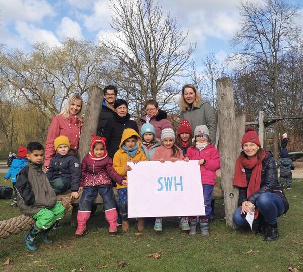 ErzieherInnen und Kinder freuen sich auf die bessere Verständigungsmöglichkeiten mittels Tablet, ebenso wie Sternenmarkt-Mitorganisatorin Petra Huth von der städtischen Kulturabteilung (3.v.li), Antje Streck (2.v.r.) und Kita-Leiterin Gina Mattner (rechts