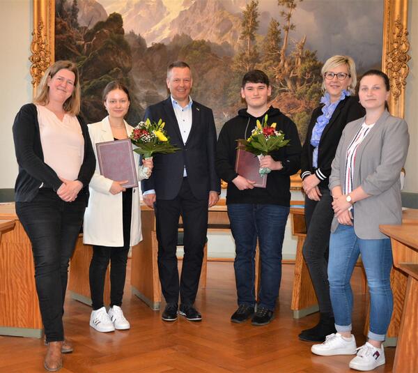 Ausbildungsverträge besiegelt: v.l. Personalratsvorsitzende Susan Gerwien, Cassie Shanesse Tille, Bürgermeister Bernhard Hieber, Tobias Linhardt, Personalchefin Manuela Nebel und Jugend- und Auszubildenden-Vertreterin Leonie Hahne