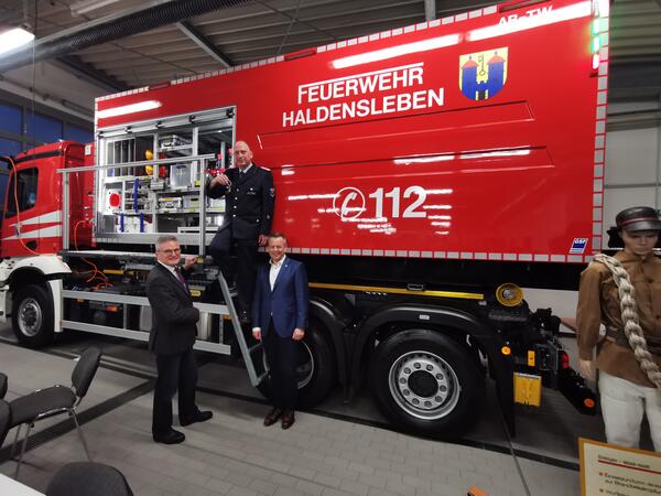Ausrüstungszuwachs: Stadtratsvorsitzender Guido Henke (li) und Bürgermeister Bernhard Hieber übergaben bei der JHV Wehrleiter Frank Juhl die Schlüssel für den neuen Abrollbehälter »Wasser«