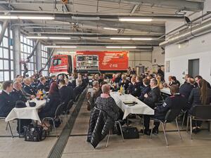 Gut gefülltes Gerätehaus bei der Jahreshauptversammlung