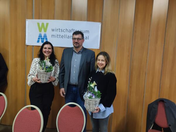 Bei der Abschlussprsentation: Sonja Licht (li.) und Malin Baruschke (re.) von der BTE Regionalberatung mit Blstringens Brgermeister Sven Fahrenfeld in der Mitte