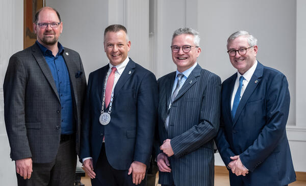 v.l. Landrat Martin Stichnoth, Bürgermeister Bernhard Hieber, Stadtratsvorsitzender Guido Henke und Staatssekretär Dr. Jürgen Ude