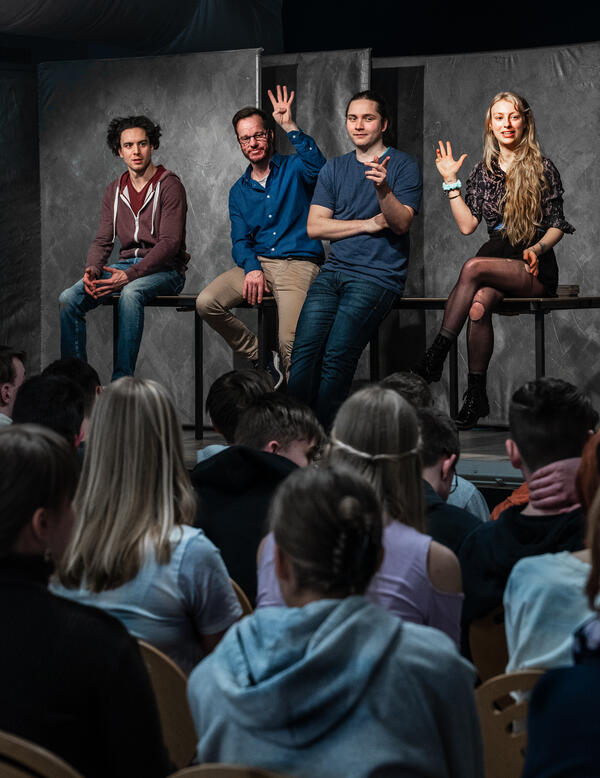 Die SchauspielerInnen des Theaterprojektes im Gespräch mit den Jugendlichen.