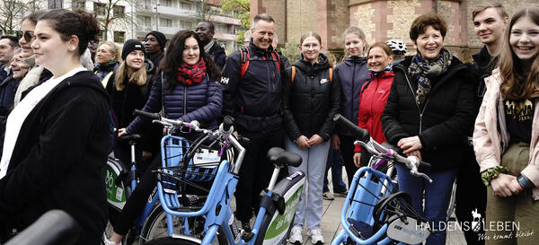 Gute Stimmung bei den Teilnehmenden am Städtepartnerschaft-Treffen in Vierheim.