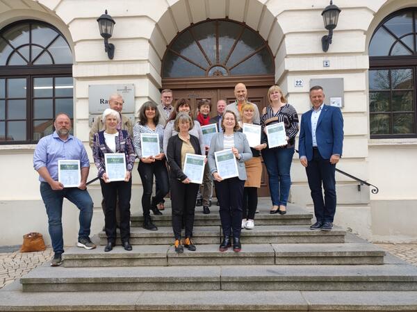 Elf der 14 Baumpaten bekamen ihre Urkunde als Dankeschön am »Tag des Baumes« überreic