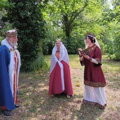 Roswitha von Gandersheim rezitiert fr Kaiser Otto und Gemahlin Adelheid