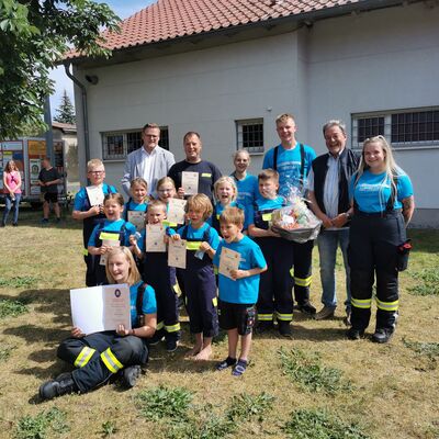 Stolz präsentieren die Schützlinge von Kinderwartin Maria Röhl (vorn sitzend) ihre Abzeichen und Urkunden zur bestandenen »Kinderflamme«
