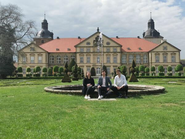 Der neue Dirigent und knstlerische Leiter der SommerMusikAkademie auf Schloss Hundisburg, Friedrich Praetorius (Mitte) mit seinen Mitstreitern Emilia Ebert (Presse- und ffentlichkeitsar- beit. re.) und Orchestermanager Philipp Steinbock