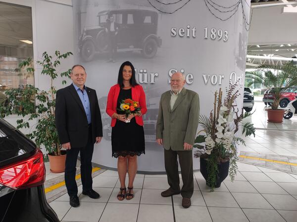 Kristin Kuppert, Ansprechpartnerin fr Handwerksbetriebe in der Wirtschaftsfrderung, gratulierte den alten und neuen Obermeistern, Gnter und Peter Kinnemann.