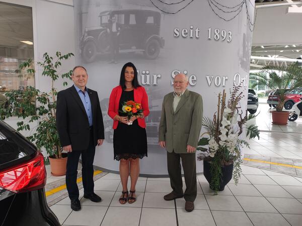 Kristin Kuppert, Ansprechpartnerin für Handwerksbetriebe in der Wirtschaftsförderung, gratulierte den alten und neuen Obermeistern, Günter und Peter Kinnemann.