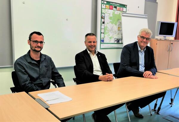 v.l. Klimaschutzmanager Lennart Victor, Bürgermeister Bernhard Hieber, Stadtwerke-Geschäftsführer Detlef Koch