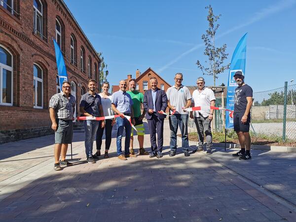 Freigabe mit symbolischen Scherenschnitt: v.l. Ingenieurgemeinschaft Thiel GmbH & CoKG, Thomas Iden, Abwasserverband Stephan Gerecke + Mandy Mittendorf, Stadtwerke Reiko Freier, Stefan Neumann, Brgermeister Bernhard Hieber, Bauleiter Thomas Wipper + Mike