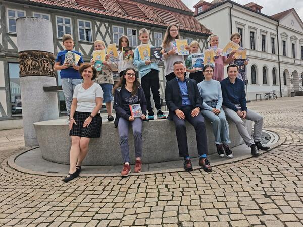 Lesen macht Laune - das wissen die Teilnehmenden am Regionalwettbewerb genauso wie die Jury und der Bürgermeister. Lesekönig Lando Böcker 4.v.l stehend