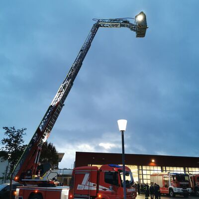 Neuerung: Das erste Segment der Drehleiter ist abknickbar.