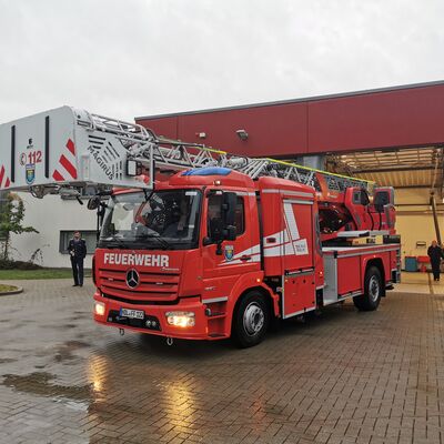 Prachtstück in rot: Die neue Magirus-Drehleiter der Haldensleber Wehr
