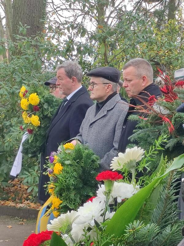 Brgermeister Bernhard Hieber und Stadtratsvorsitzender Guido Henke bei der Gedenkveranstaltung zum Volkstrauertag.