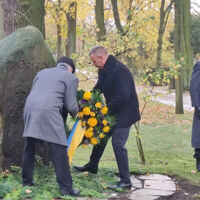 Brgermeister Bernhard Hieber bei der Kranzniederlegung zum Volkstrauertag