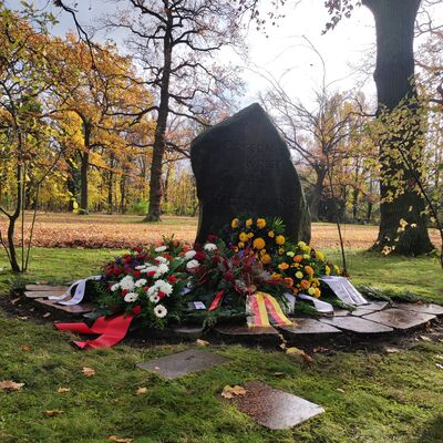 Volkstrauertag:  Krnze am Gedenkstein fr die Opfer von Krieg, Gewalt und Vertreibung