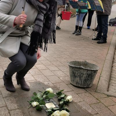 Dezernentin Andrea Schulz bei der der Verlegung des Stolpersteines im Gedenken an Bernhard Fl&ouml;rke