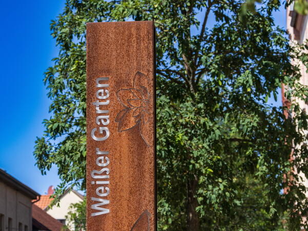 Weißer Garten Wegweiser Schild