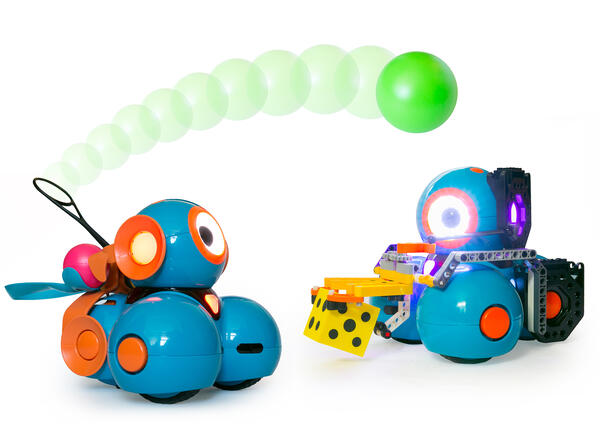 Roboter mit Greifarmen und Katapult in Aktion