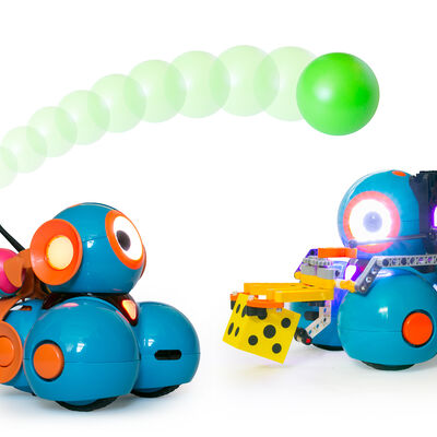 Roboter mit Greifarmen und Katapult in Aktion